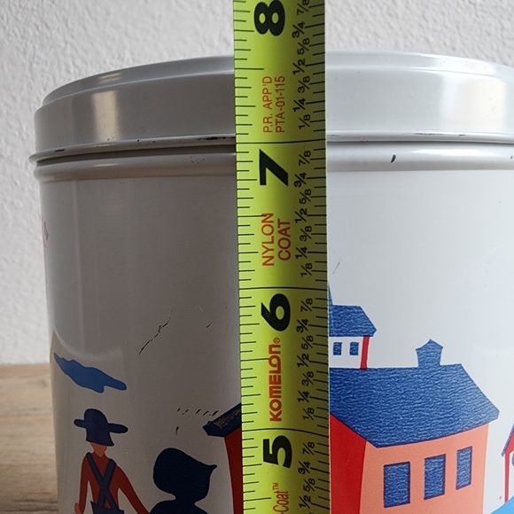 VINTAGE Pennsylvania Dutch Amish White Schoolyard Round Tin Lidded Canister - Picture 4 of 11